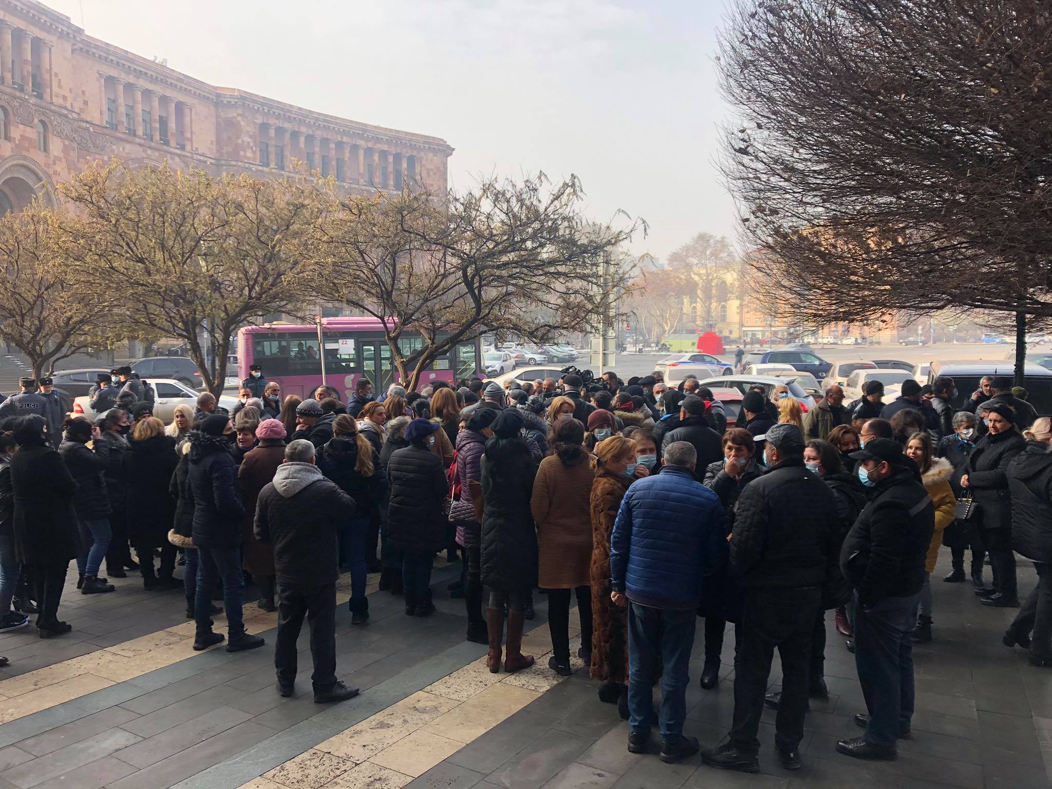«Մեր որդիները թող ՀՀ-ում ծառայեն». բողոքի ակցիա կառավարության դիմաց