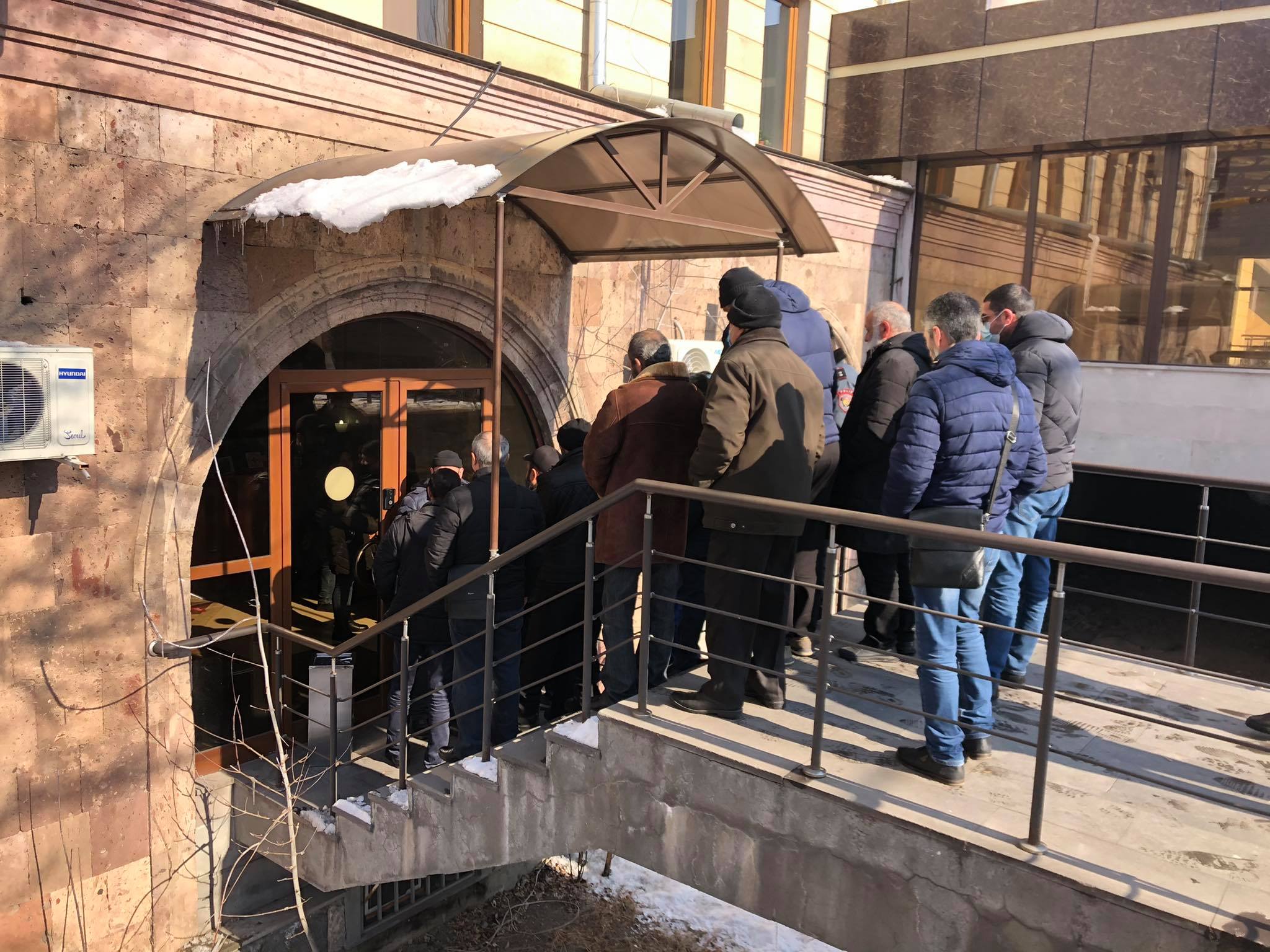 Անհետ կորած զինծառայողների ծնողները հավաքվել են Կարմիր խաչի միջազգային կոմիտեի դիմաց