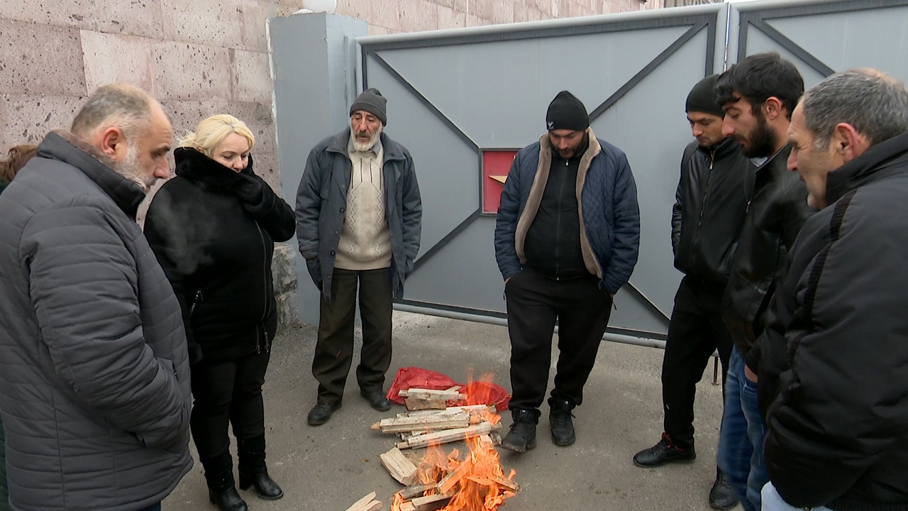 «Կգիշերենք զորամասի դիմաց»․ Էջմիածնում բողոքի ակցիա են իրականացնում անհետ կորած զինծառայողների ծնողները