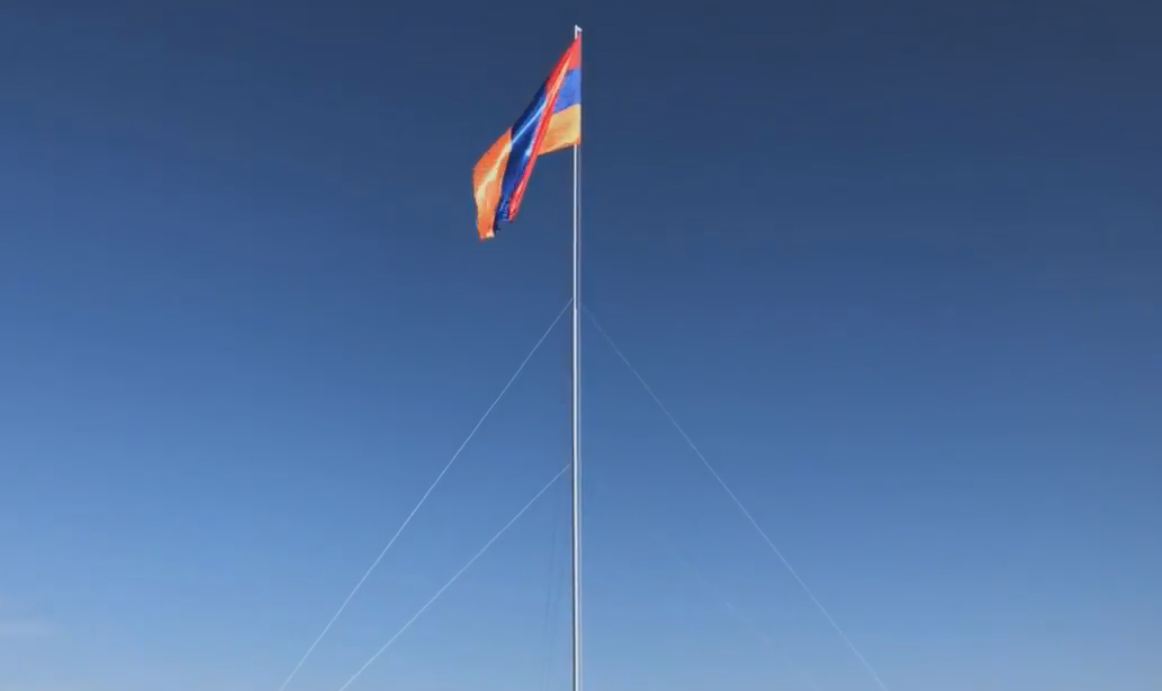 Ճակատեն գյուղ տանող ճանապարհին տեղադրվել է 30մ բարձրությամբ հայկական եռագույնը