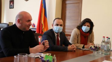 Գլխավոր հանձնակատար Զարեհ Սինանյանը հանդիպել է Արցախի քաղաքաշինության նախարարի հետ