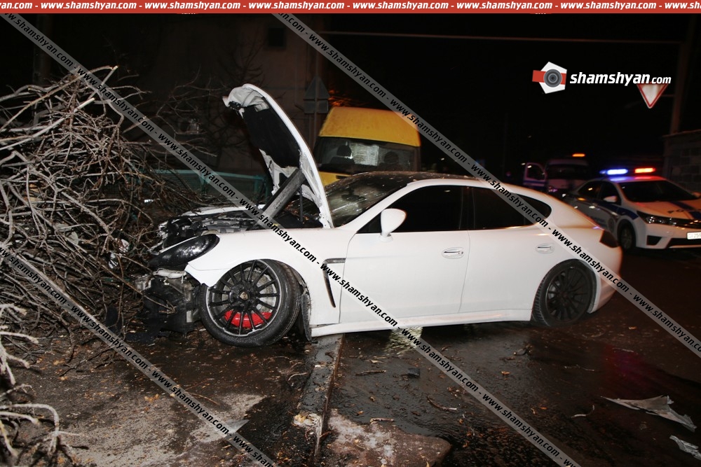 Երևանում Porsche Panamera-ն բախվել է ծառին