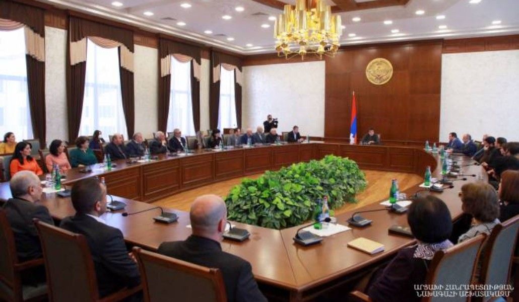 ԱՀ նախագահը հանդիպել է ԱՀ պետական նախարարի, ֆինանսների նախարարության աշխատակազմերի հետ