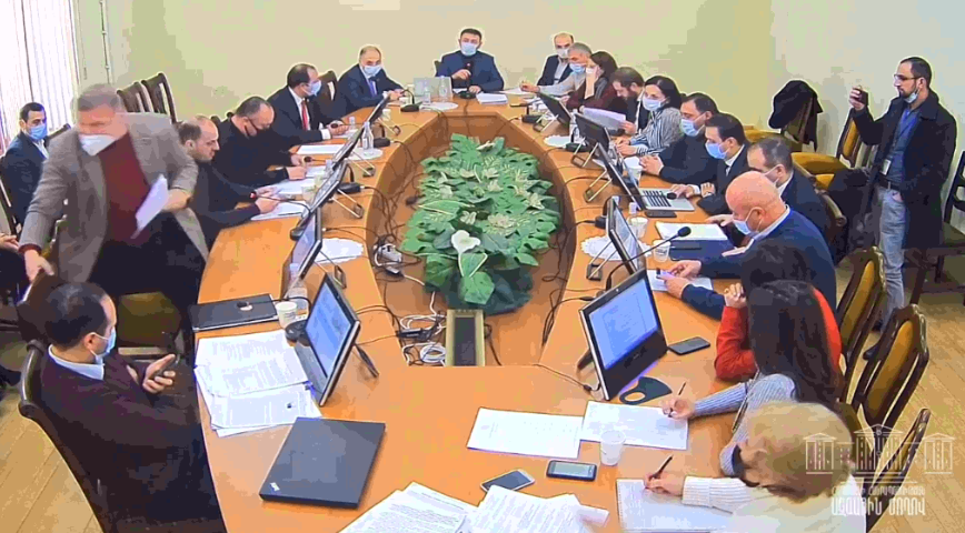 Մի՛ տվեք ձեր հարցը, չեմ ուզում պատասխանել. Միքայել Մելքումյանը հրաժարվեց պատասխանել «Իմ քայլի» պատգամավորի հարցին ու լքեց դահլիճը