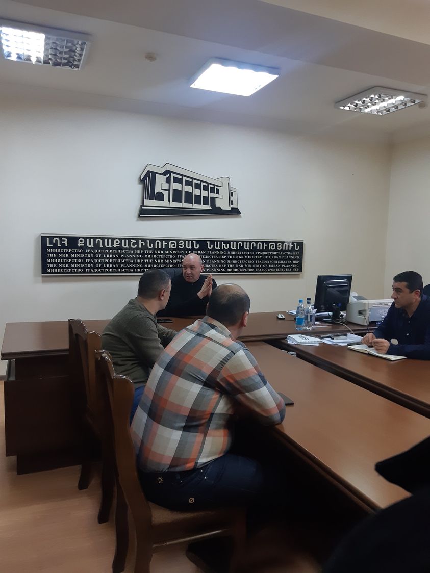 Արցախի քաղաքաշինության նախարարը հրավիրել է աշխատանքային խորհրդակցություն մայրաքաղաքում իրականացվող վերականգնողական աշխատանքների ընթացքի մասին
