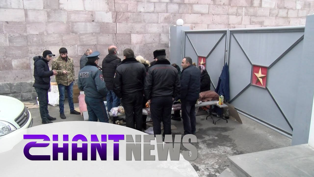 «Կմնանք զորամասի դիմաց, մինչև մեր տղերքից լուր ունենանք»․ Էջմիածնում անհետ կորած զինծառայողների ծնողները գիշերել են դրսում