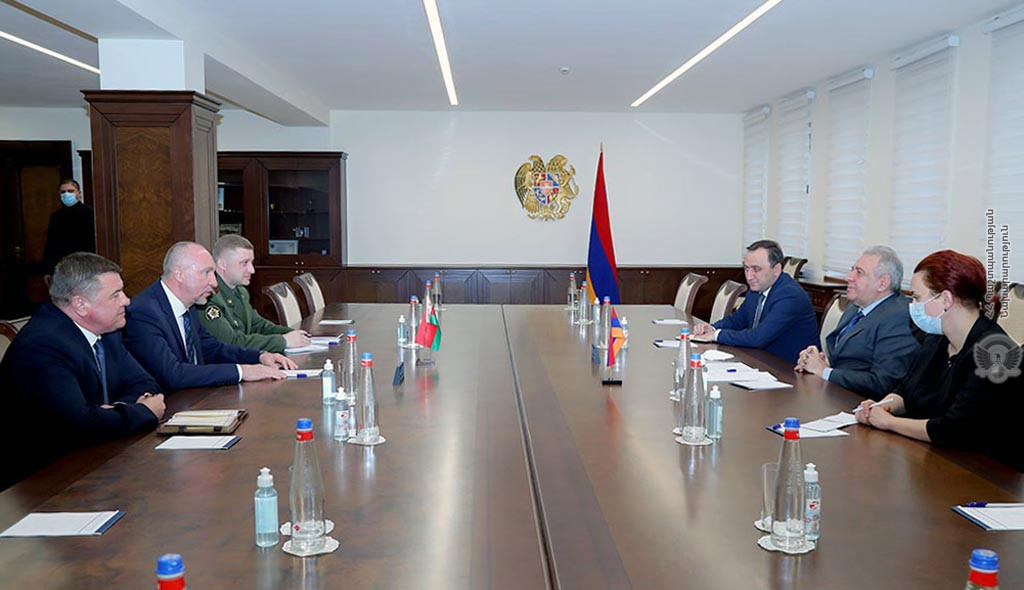 ՀՀ պաշտպանության նախարարը և ՀՀ-ում  Բելառուսի դեսպանը կարծիքներ են փոխանակել միջազգային և տարածաշրջանային անվտանգության խնդիրների շուրջ