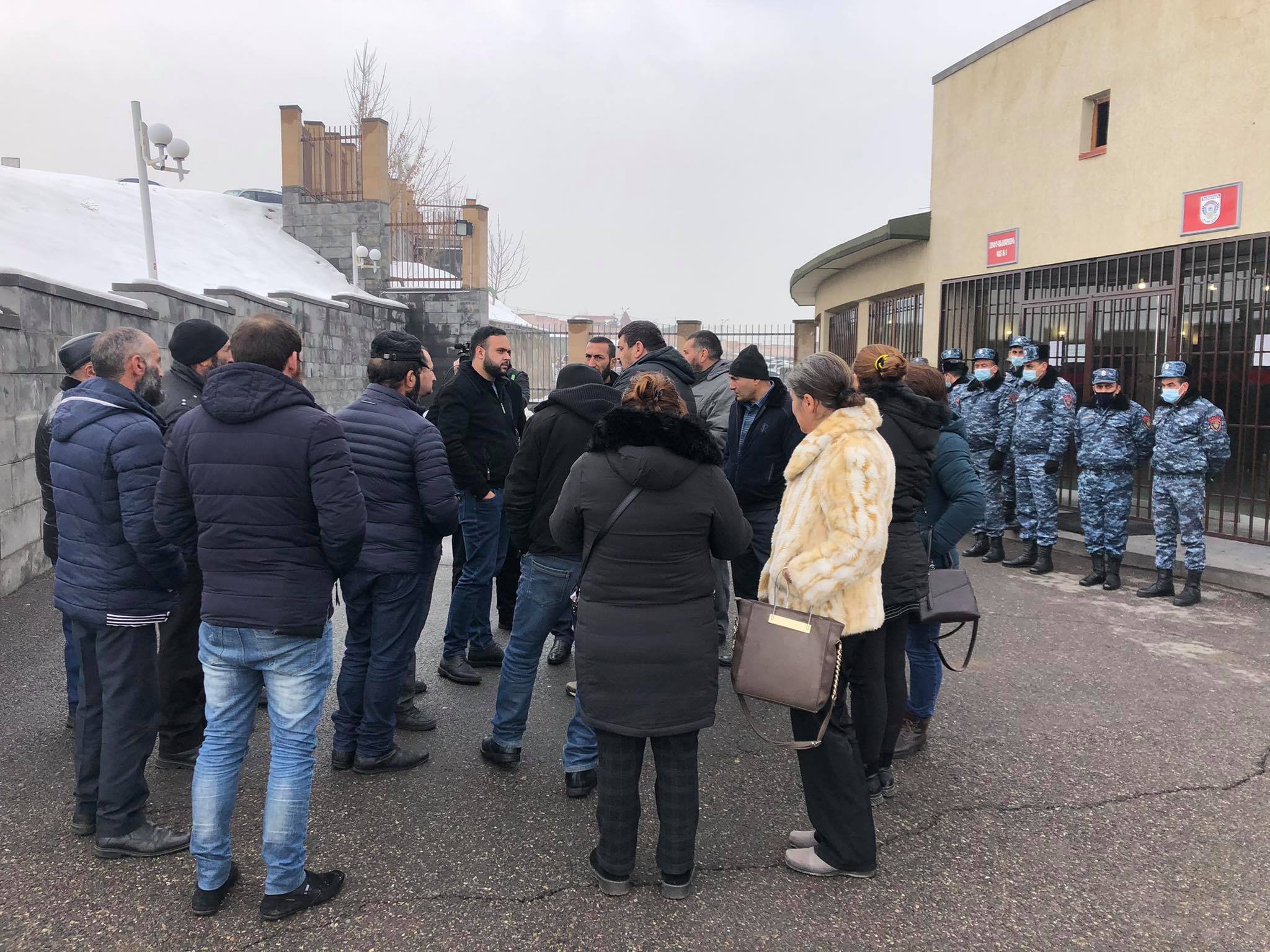 Եթե նախարարն այսօր չընդունեց, գնալու ենք Էջմիածին՝ իր տուն. անհետ կորած զինծառայողների ծնողները ՊՆ դիմաց են