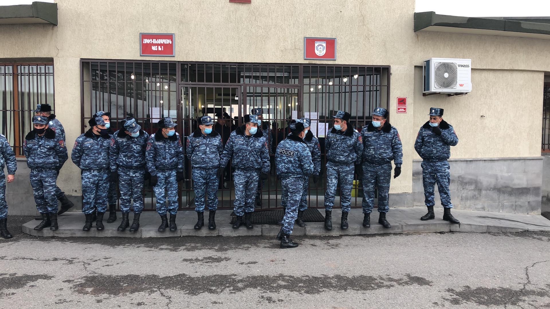 Անհետ կորած զինծառայողների ծնողները փակել են ՊՆ տանող բոլոր մուտքերը, կարճ ժամանակ անց՝ բացել