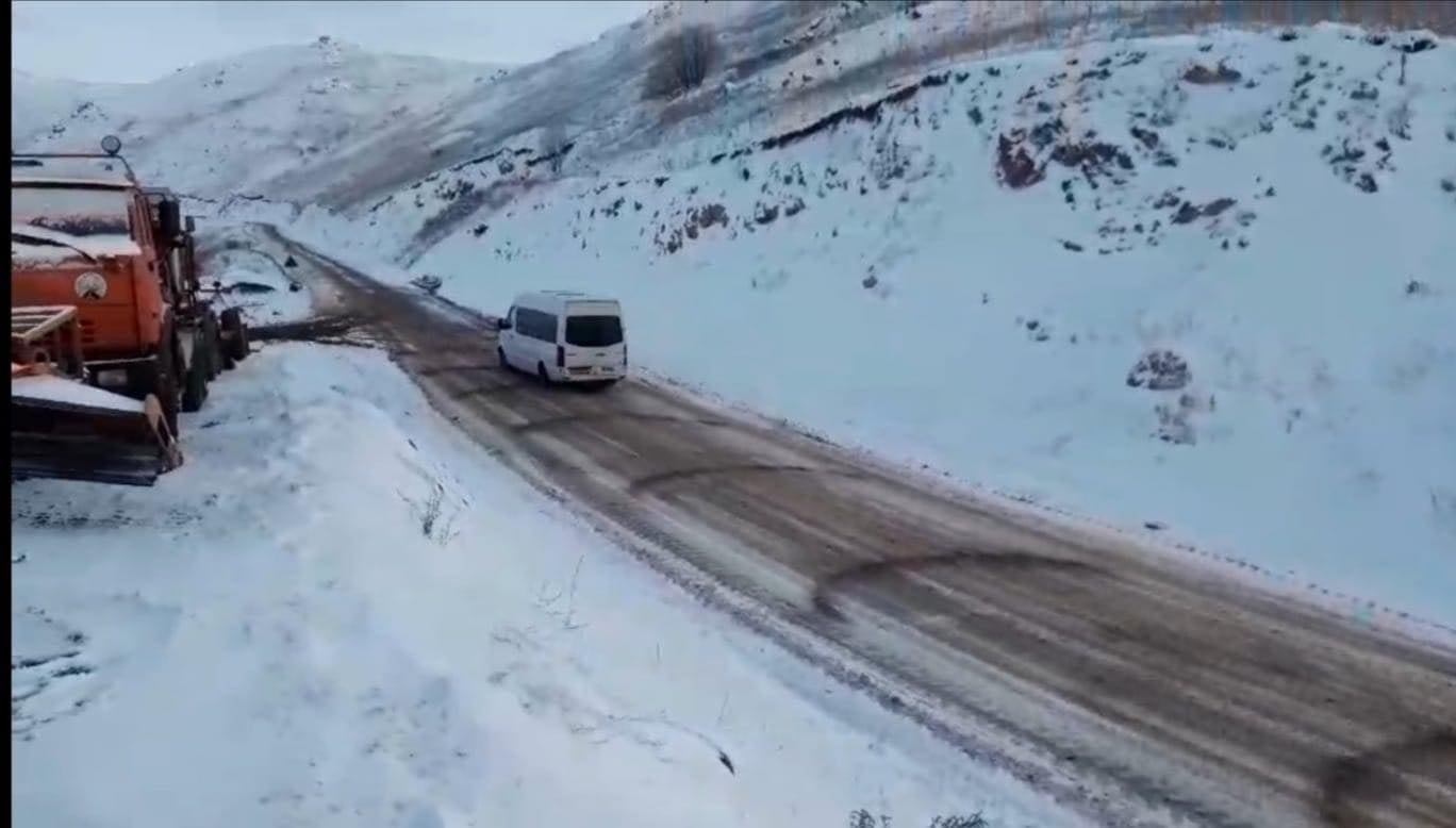 Ջերմուկի, Սիսիանի, Մեղրիի, Ճամբարակի տարածաշրջաններում, Սարավանի լեռնանցքում ձյուն է տեղում