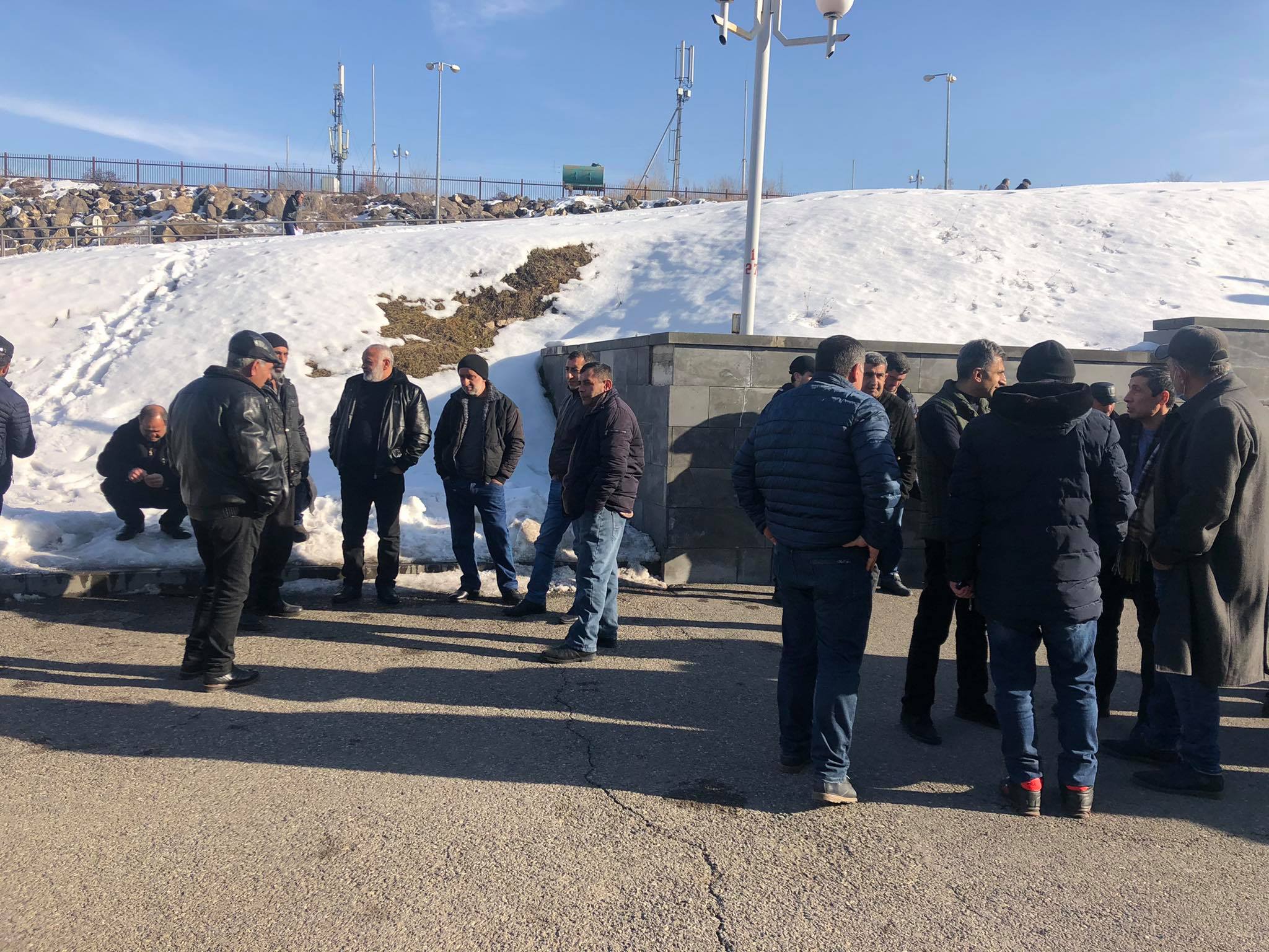 ՊՆ-ին եմ տվել որդուս, թող ասեն՝ ո՞ւր է. անհետ կորած զինծառայողների ծնողները՝ ՊՆ շենքի դիմաց