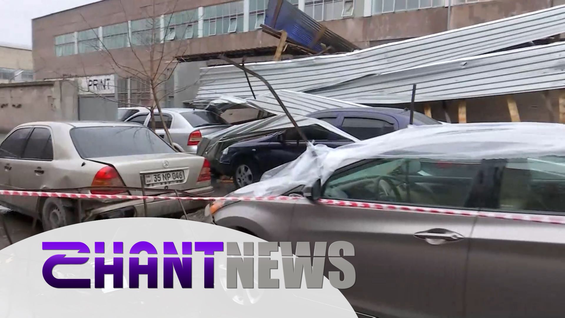 Երևանում քամու հետևանքով տանիքից թիթեղներն ընկել են ավտոմեքենաների վրա և վնասել դրանք