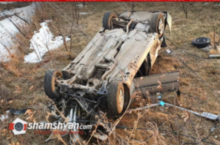 Լոռու մարզում 22-ամյա վարորդը Mercedes-ով տապալել է էլեկտրասյունը, և մի քանի պտույտ շրջվելով, գլխիվայր հայտնվել հողամասում. կա 1 զոհ, 2 վիրավոր