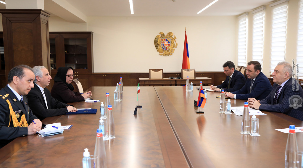 ՀՀ պաշտպանության նախարարը հանդիպել է Իրանի դեսպանի հետ