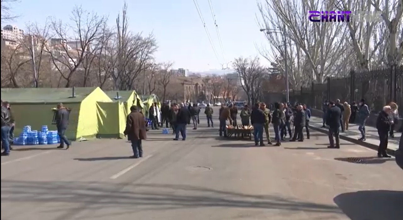 No comment.Քաղաքացիները շարունակում են փակ պահել  Բաղրամյան պողոտան