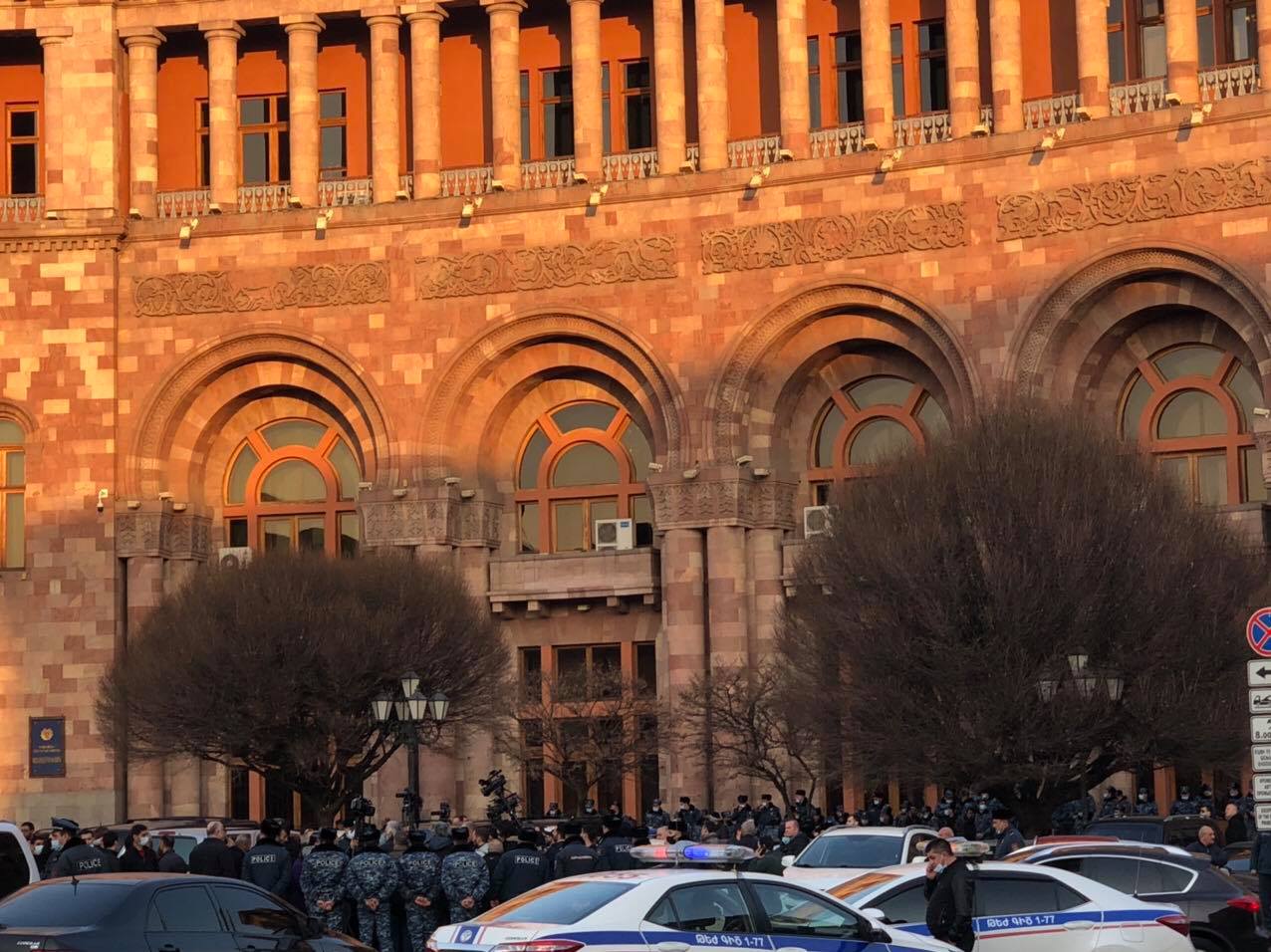 Անհետ կորած զինծառայողների հարազատների բողոքի ակցիան կառավարության շենքի դիմաց