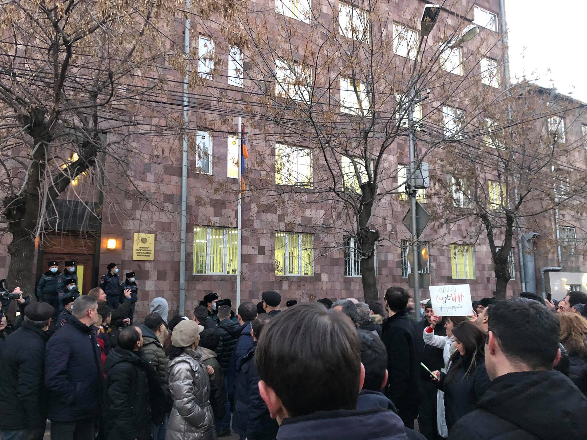 Ցուցարարները հավկիթներ են նետել ՀՀ հատուկ քննչական ծառայության շենքի վրա