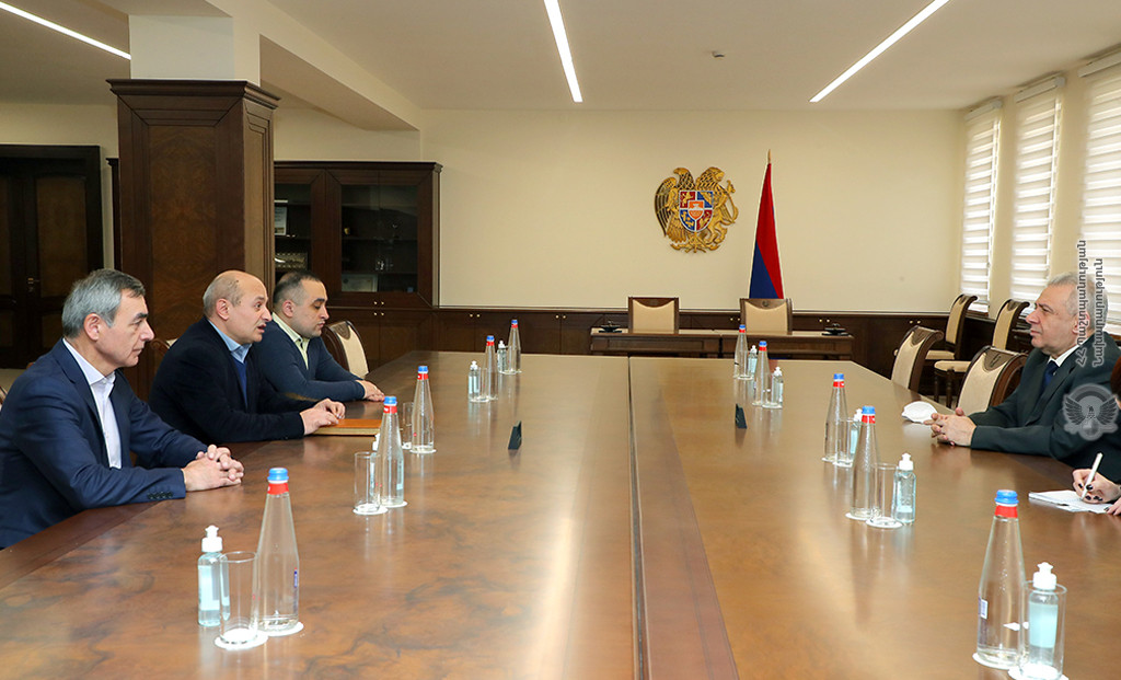 Պաշտպանության նախարարն հանդիպել է Հանրային խորհրդի անդամների հետ