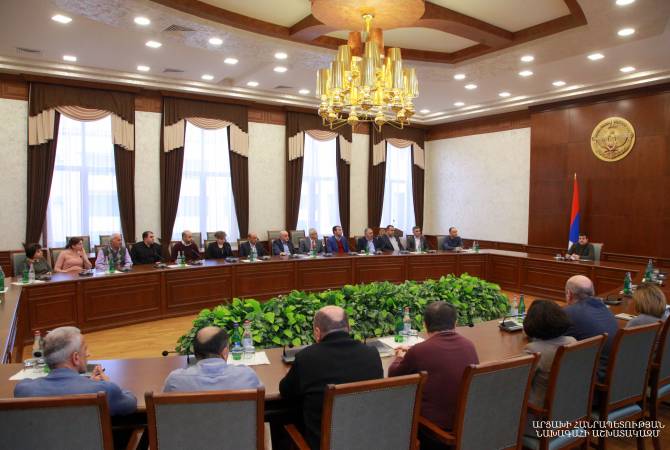 ԱՀ նախագահը հանդիպել է ԱՀ կադաստրի և պետական գույքի կառավարման կոմիտեի պատասխանատուների հետ