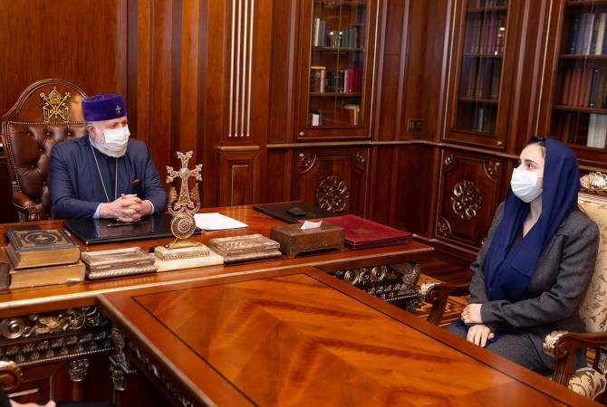 Ամենայն Հայոց կաթողիկոսը հանդիպել է պատերազմում զոհված Նարեկ սարկավագ Պետրոսյանի այրի Մարիամ Բզնունու հետ