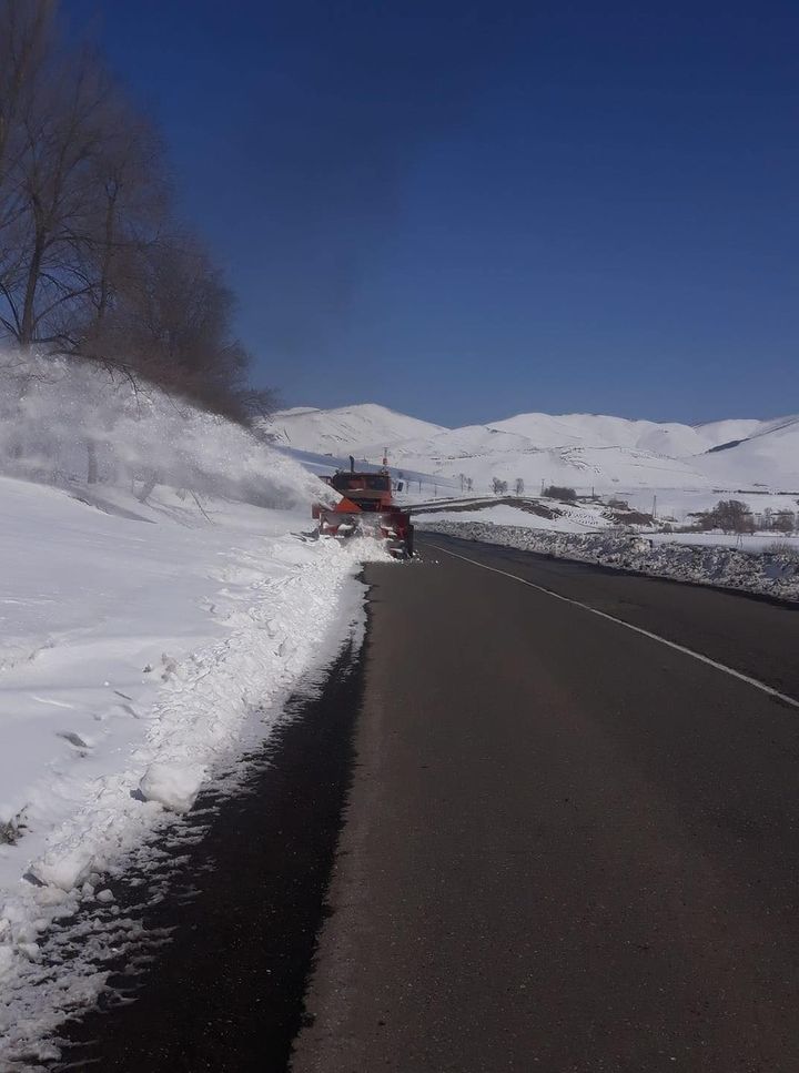 Ճամբարակի, Եղեգնաձորի, Սիսիանի, Գորիսի, Կապանի, Մեղրիի տարածաշրջաններում և Տիգրանաշենի ոլորաններում ձյուն է տեղում
