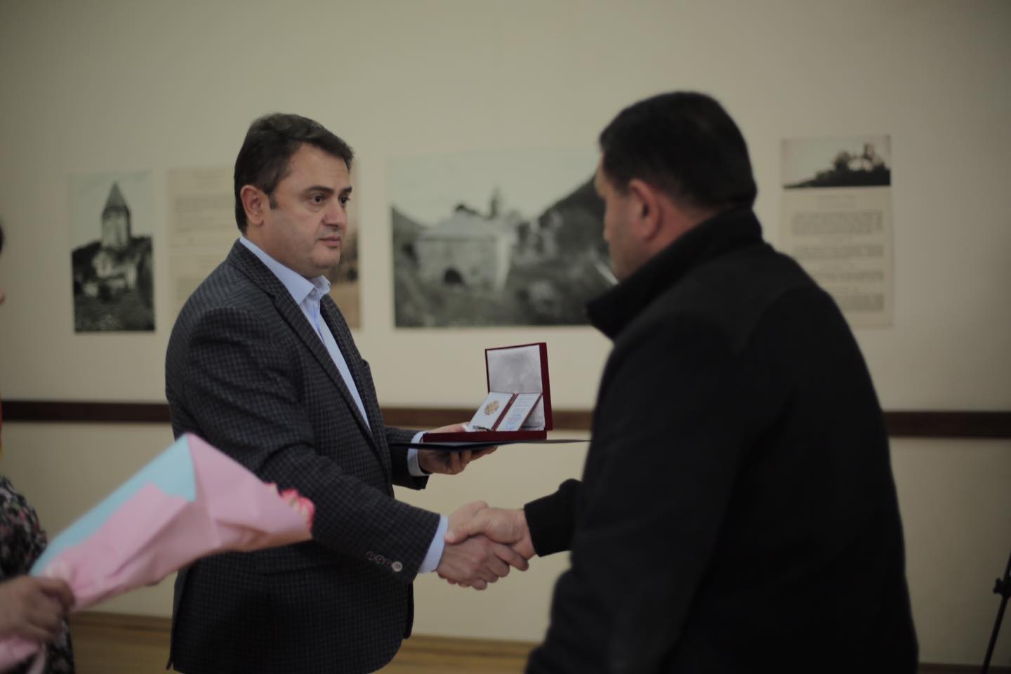 Տավուշի մարզպետը մեդալներ է հանձնել պատերազմում զոհված 15 զինծառայողների ընտանիքներին