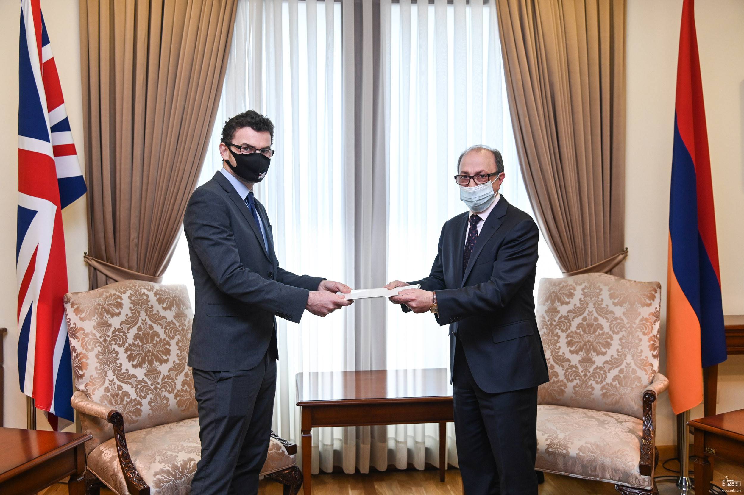 Մեծ Բրիտանիայի և Հյուսիսային Իռլանդիայի Միացյալ Թագավորության նորանշանակ դեսպանը հավատարմագրերի պատճենը հանձնեց ՀՀ ԱԳ նախարարին
