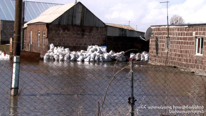 Փրկարարները դադարեցրել են անձրևաջրերի հոսքը և կանխել տների ջրալցումը