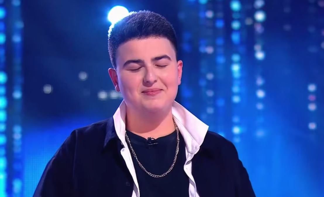 16-ամյա հայ տղան Ну-ка, все вместе! շոուի ժամանակ ոտքի է հանել ժյուրիի բոլոր 100 անդամներին