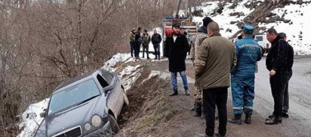 Ավտոմեքենան դուրս է եկել ճանապարհի երթևեկելի հատվածից և հայտնվել ճամփեզրին