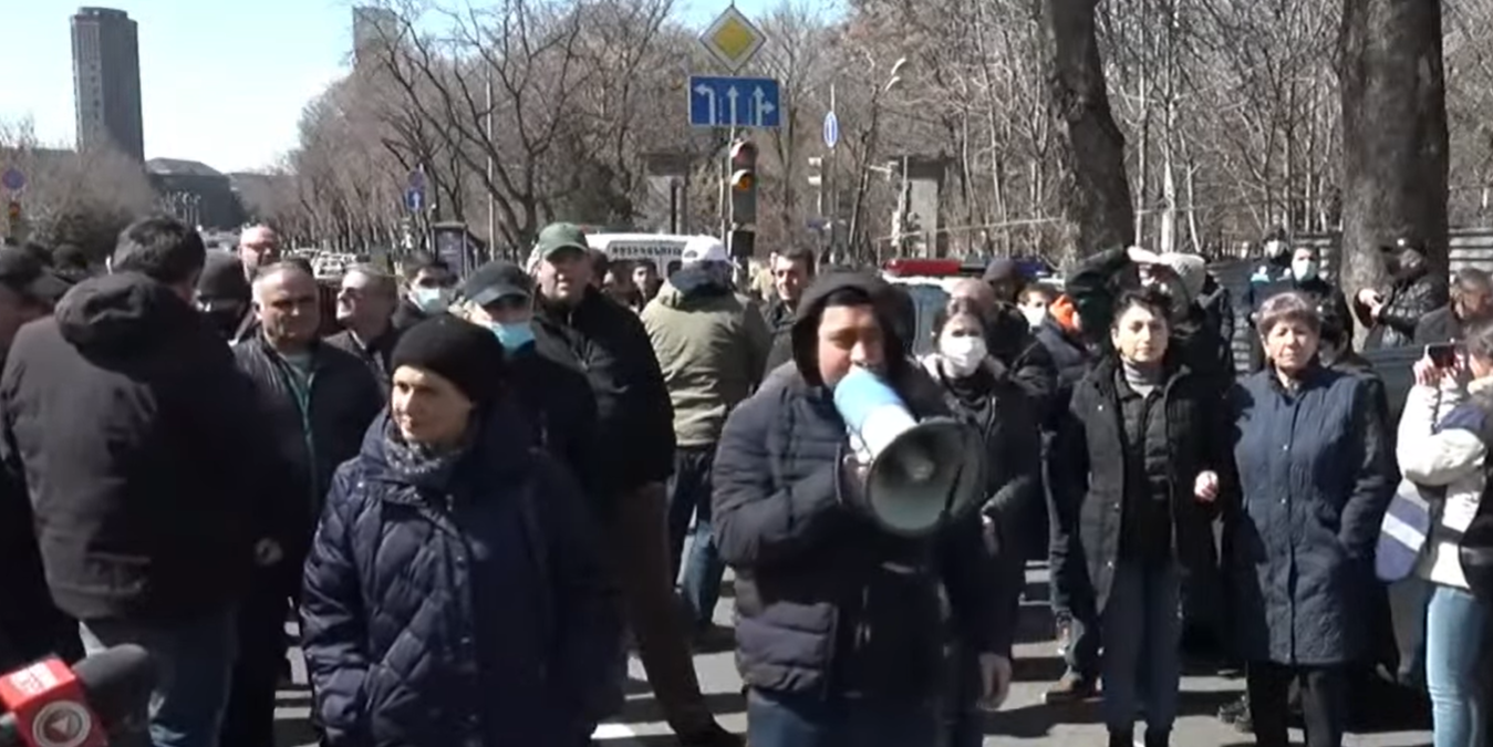 Ակցիան շարունակվում է․ ըստ շարժման համակիրների` Նիկոլ Փաշինյանը ԱԳՆ է գնացել նախատեսվածից մեկ ժամ շուտ
