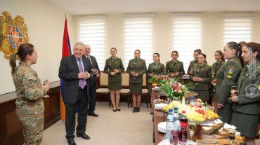 Վաղարշակ Հարությունյանը պարգևատրել է կին զինծառայողներին և կուրսանտներին