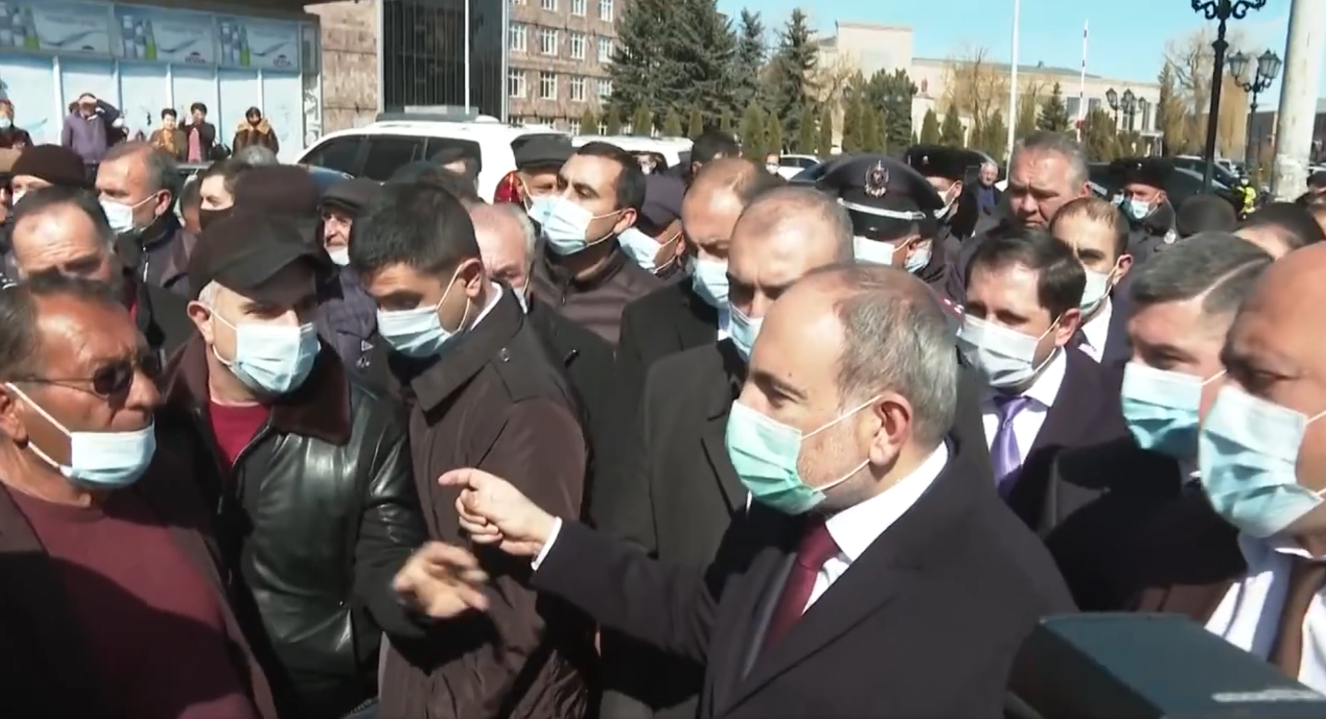 Վարչապետը շրջել է Գավառում, զրուցել քաղաքացիների հետ