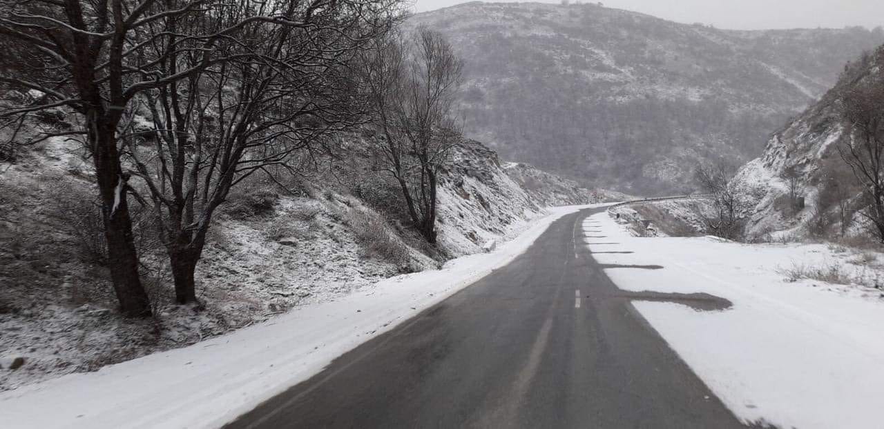 Աբովյանի, Հրազդանի, Ապարանի, Ճամբարակի, Սիսիանի, Մեղրիի տարածաշրջաններում թույլ ձյուն է տեղում