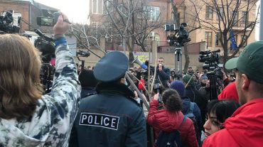 «Փակեք ԱԺ բոլոր մուտքերը». Վազգեն Մանուկյան