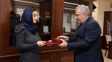 Պաշտպանության  նախարարը «Մարտական խաչ» 1-ին աստիճանի շքանշան է հանձնել Նարեկ սարկավագի այրուն