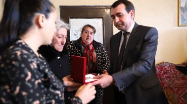Պատերազմում զոհված փոխգնդապետ Կարապետյանի և շարքային Միրզոյանի պարգևները ընտանիքներին է հանձնել Շիրակի մարզպետը