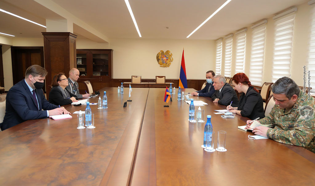 ՀՀ պաշտպանության նախարարն ընդունել է Ֆինլանդիայի դեսպանին