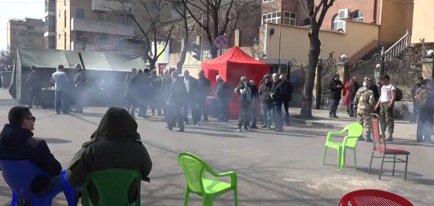 Ազգային ժողովի շենքի մուտքերը փակ են