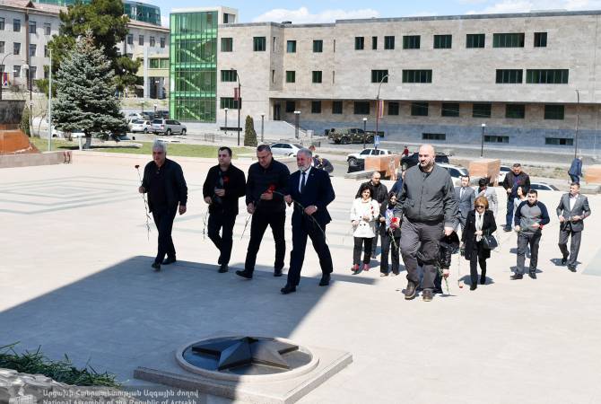 Արցախի ԱԺ պատգամավորները հարգանքի տուրք են մատուցել արցախյան երեք պատերազմների զոհերի հիշատակին