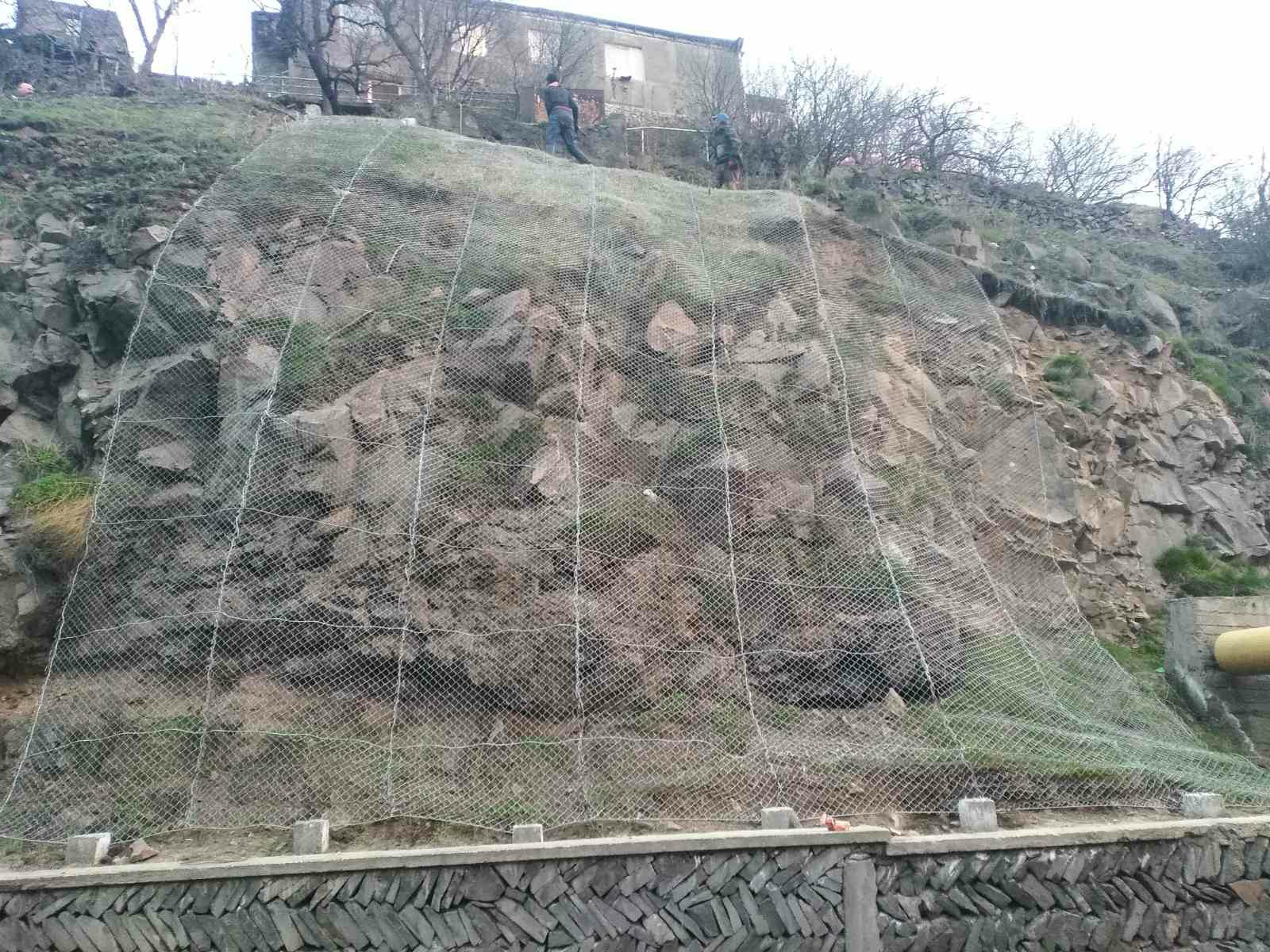 Մյասնիկյան պողոտայում իրականացվում են քարաթափումը կանխարգելող միջոցառումներ