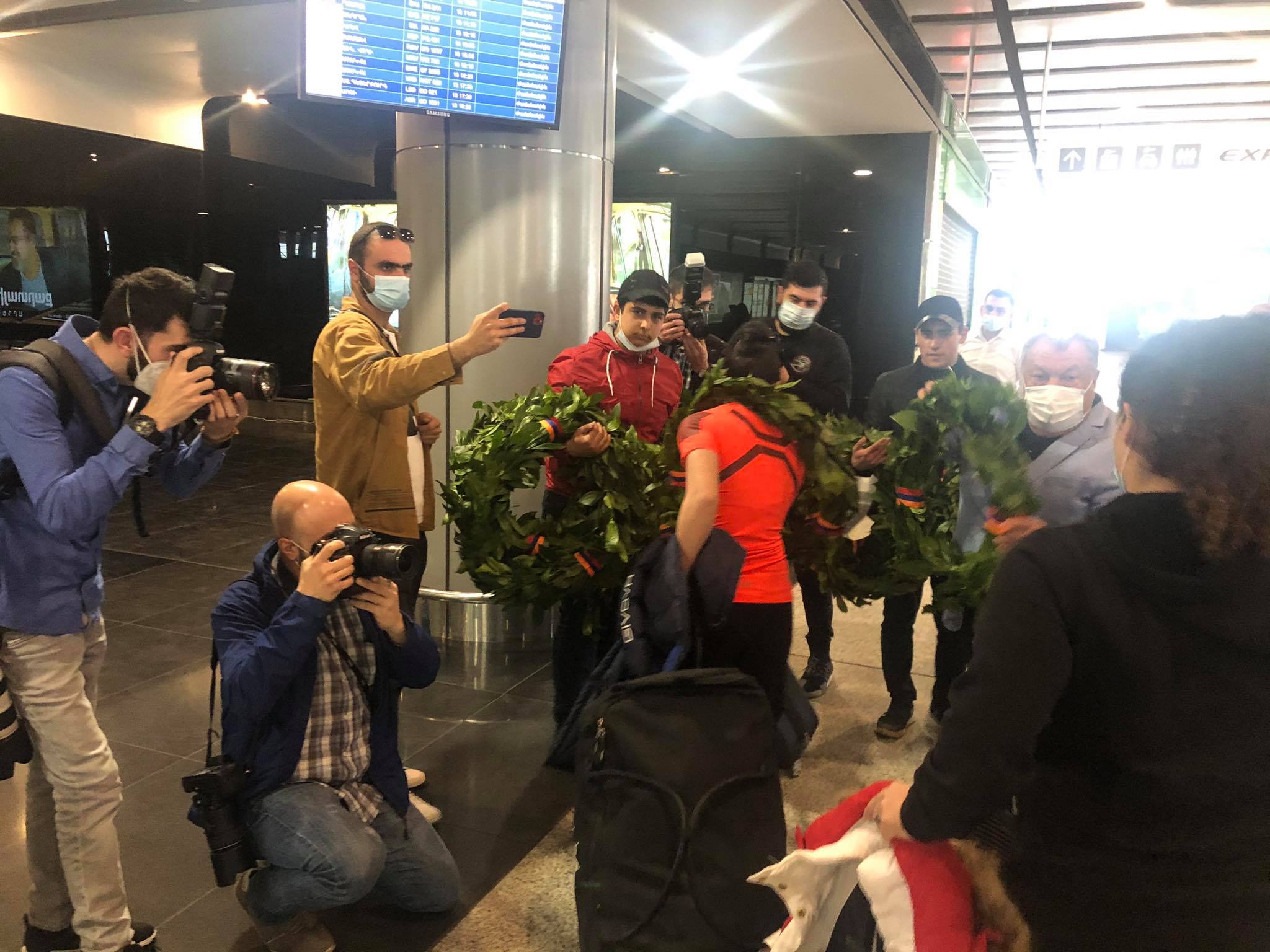 2 ոսկի, 2 արծաթ, 4 բրոնզ նվաճած հայ ծանրորդները վերադարձան հայրենիք