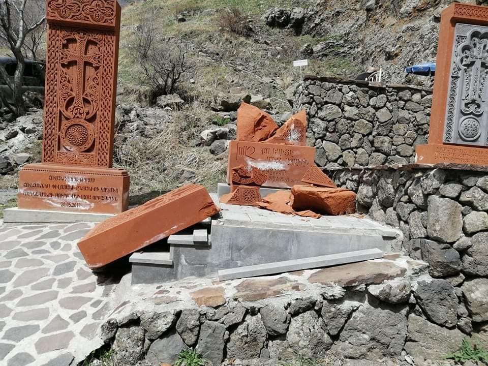 Նոր Երզնկայում խաչքարեր են ջարդվել