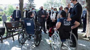 Ֆրանսիայի Սենատի նախագահը Հայրենիքի պաշտպանի վերականգնողական կենտրոնում հանդիպել է վիրավոր զինծառայողներին