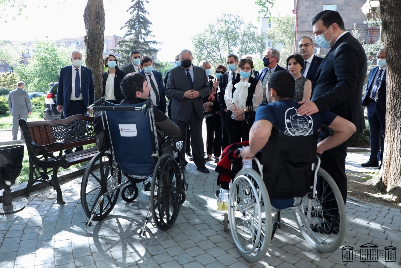Ֆրանսիայի Սենատի նախագահը Հայրենիքի պաշտպանի վերականգնողական կենտրոնում հանդիպել է վիրավոր զինծառայողներին