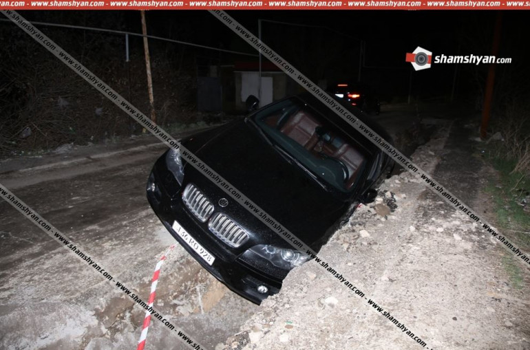 Երևանում Mercedes-ի վարորդը վթարային իրավիճակ է ստեղծել, ինչի հետևանքով BMW X6-ը կողաշրջված հայտնվել է փոսում