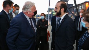 Արարատ Միրզոյանը դիմավորել է պաշտոնական այցով Հայաստան ժամանած Ֆրանսիայի Սենատի նախագահի գլխավորած պատվիրակությանը