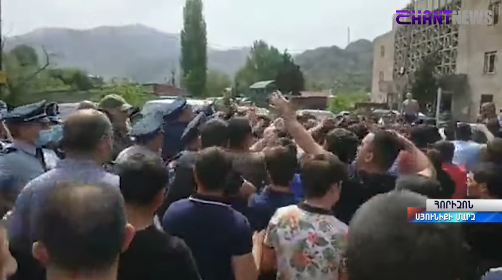 Վարչապետի այցը Սյունիք հարթ չի ընթացել. բողոքավորները արգելափակել են Փաշինյանի տեղաշարժը