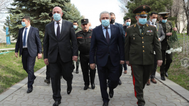 ՀՀ պաշտպանության նախարարը և ԶՈՒ ԳՇ պետն այցելել են «Եռաբլուր» զինվորական պանթեոն