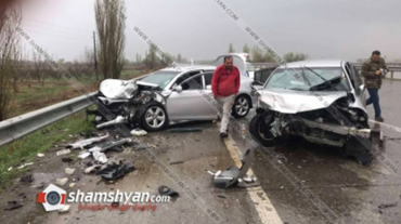 Nissan Tida-ն բախվել է երկաթե արգելապատնեշներին, կոտրել դրանք, հայտնվել հանդիպակաց գոտում և ճակատ ճակատի բախվել Toyota Camry-ին. կան վիրավորներ